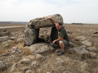 Galileia - Peter em um Dolmen