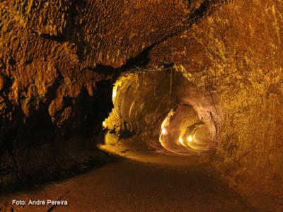 Caminhando-pelos-tuneis-de-lava_400x300