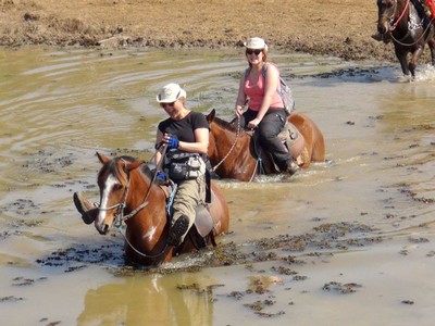 sandra e ingrid atravessando o lago